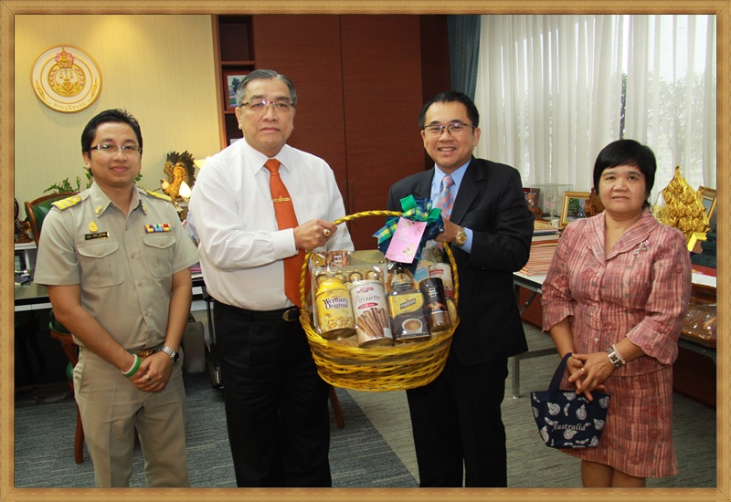 ﻿อธิบดีกรมบังคับคดี พร้อมเลขานุการกรม มอบกระเช้าและอวยพรปีใหม่